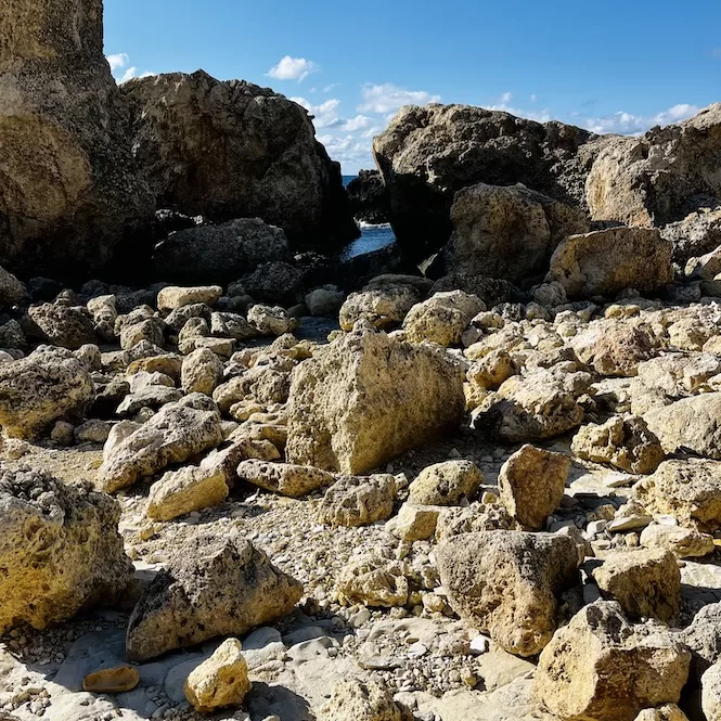 Paradise Bay Hike in Malta - Il-Minzel l-Abjad