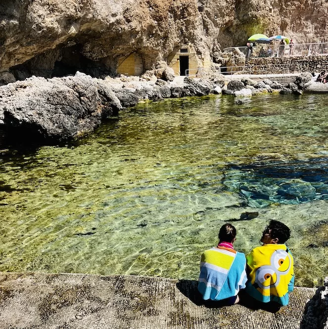 Għar Lapsi - Beachgoers