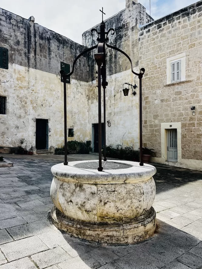 Mdina, The Silent City of Malta - Well in the Pjazza Mesquita