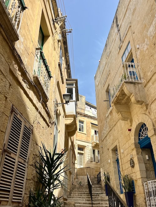 Must-see in Malta: narrow alleys of the Three Cities. Sun-baked buildings, colorful balconies, and stone stairs. Perfect for a two-day trip.