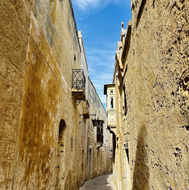A narrow sunlit alley in Mdina, Malta – one of the most romantic things to do in Malta for couples seeking quiet walks and historic charm.